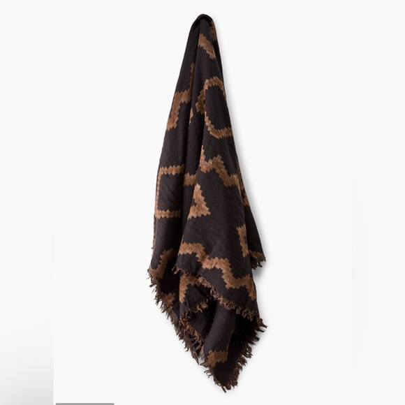 Aritzia mosaic blanket scarf - Picture 3 of 8